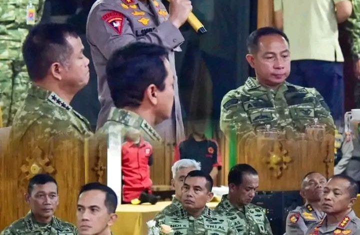 PANGKORMAR DAMPINGI PANGLIMA TNI TERIMA KUNJUNGAN SILATURAHMI KAPOLRI