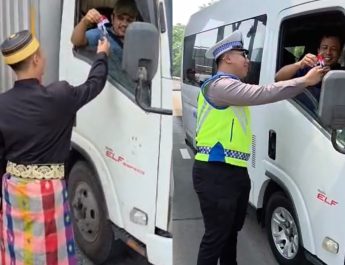Polantas Karib Bersama Induk PJR BSD Korlantas Polri Membagikan Assesoris Bendera Merah Putih dengan memakai Baju Adat