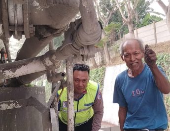 Polantas Karib Bersama Iptu Bayu Ferdian Fembriano Induk PJR BSD Korlantas Polri Membantu Seorang Kakek Berumur 70 Tahun Mengalami Kerusakan Mobil di Tol BSD