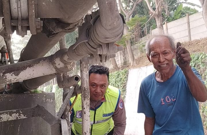 Polantas Karib Bersama Iptu Bayu Ferdian Fembriano Induk PJR BSD Korlantas Polri Membantu Seorang Kakek Berumur 70 Tahun Mengalami Kerusakan Mobil di Tol BSD