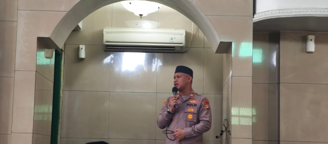 Jaga Jakarta On The Spot, Kapolsek Bekasi Barat Sampaikan Pesan Kamtibmas Usai Sholat Jumat di Masjid An Nur