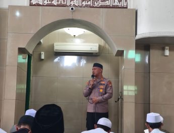 Jaga Jakarta On The Spot, Kapolsek Bekasi Barat Sampaikan Pesan Kamtibmas Usai Sholat Jumat di Masjid An Nur