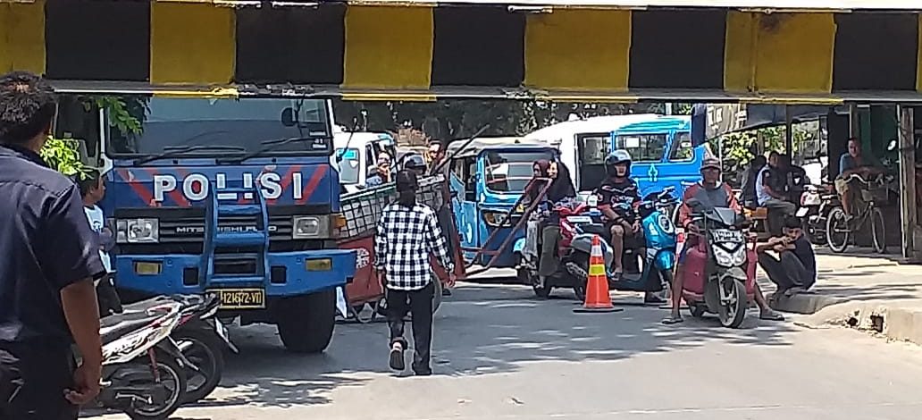 Truk Tanah Tabrak Portal KAI