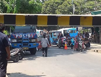 Truk Tanah Tabrak Portal KAI