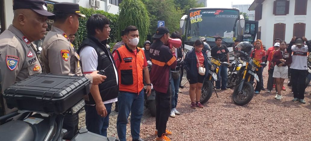 Kapolsek Tamansari Jakarta Barat Melepas Rombongan Jakmania Korwil Gajah Mada.
