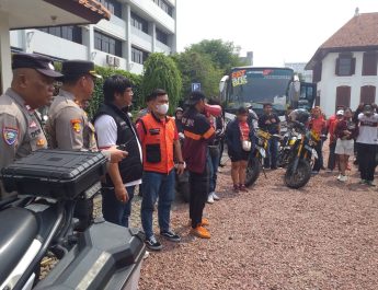 Kapolsek Tamansari Jakarta Barat Melepas Rombongan Jakmania Korwil Gajah Mada.
