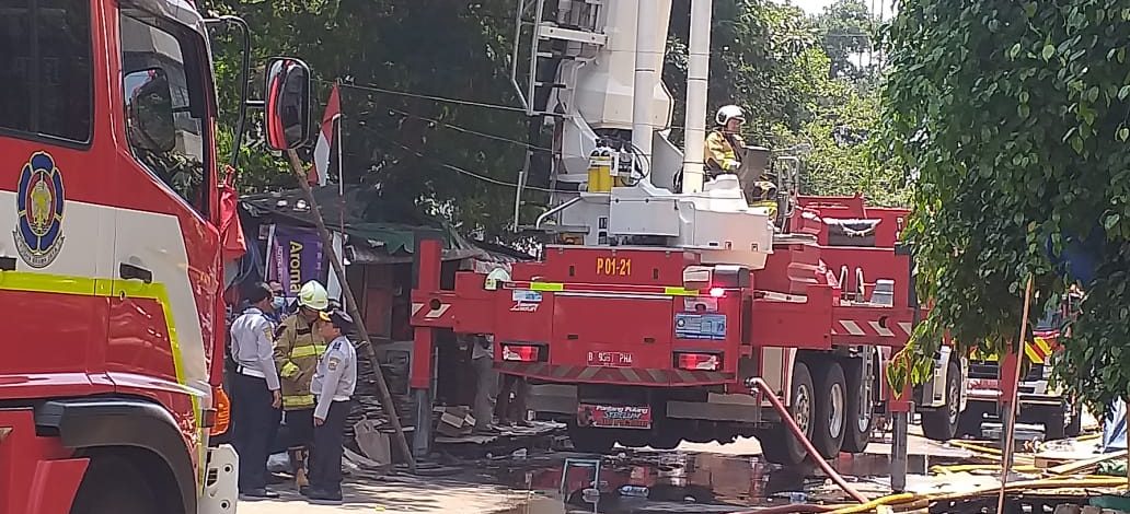 Sebuah Ruko 4 Lantai Di Jalan Telepon Kota Terbakar.