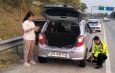 Polantas Karib Personel Induk PJR BSD Bantu Seorang ibu Ganti Ban Mobil di Tol KM 02 Ciputat Pondok Ranji