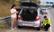 Polantas Karib Personel Induk PJR BSD Bantu Seorang ibu Ganti Ban Mobil di Tol KM 02 Ciputat Pondok Ranji