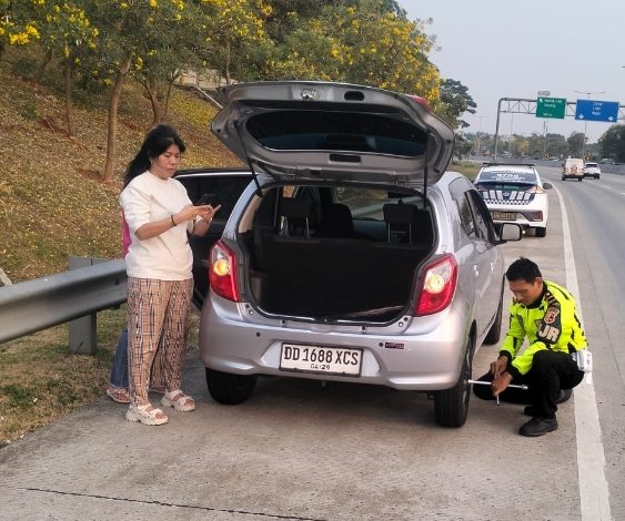 Polantas Karib Personel Induk PJR BSD Bantu Seorang ibu Ganti Ban Mobil di Tol KM 02 Ciputat Pondok Ranji