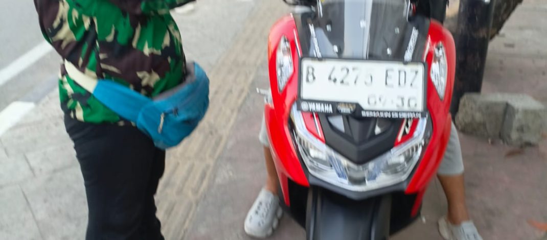 Wartawati Tajukreportase.com Berikan Sarapan Pagi dan Edukasi kepada Ojol