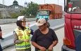 Polantas Karib Induk PJR BSD Tindak Truk Overload dan Over Dimensi yang Parkir di Bahu Jalan Tol