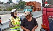 Polantas Karib Induk PJR BSD Tindak Truk Overload dan Over Dimensi yang Parkir di Bahu Jalan Tol