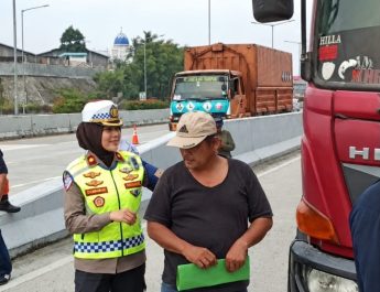 Polantas Karib Induk PJR BSD Tindak Truk Overload dan Over Dimensi yang Parkir di Bahu Jalan Tol