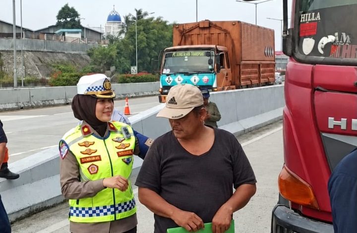 Polantas Karib Induk PJR BSD Tindak Truk Overload dan Over Dimensi yang Parkir di Bahu Jalan Tol