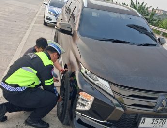 Polantas KARIB Induk PJR BSD Korlantas Polri Bantu Pengendara Ganti Ban Pecah di Tol CSJ