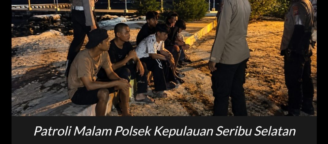 Patroli Malam Polsek Kepulauan Seribu Selatan Imbau Warga Waspada Angin Kencang dan Sosialisasikan Layanan Polisi 110