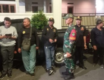 Polsek Matraman Memperkuat Wilayah hukum nya bersama Koramil 02/Matraman dan masyarakat Matraman Patroli pada Malam Harinya