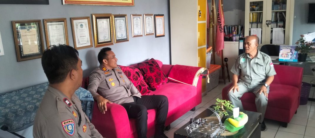 Jaga Pelajar, Kapolsek Bekasi Barat Melakukan Pemasangan Banner Maklumat di SMK Bina Siswa Utama