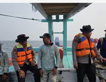 Layanan Polisi 110, Satpolairud Polres Kepulauan Seribu Patroli Laut Sambangi Nelayan dan Imbau Waspada Cuaca Buruk