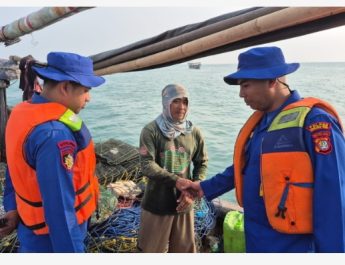 Layanan Polisi 110, Satpolairud Polres Kepulauan Seribu Patroli Laut Sambangi Nelayan dan Penjaga Pulau