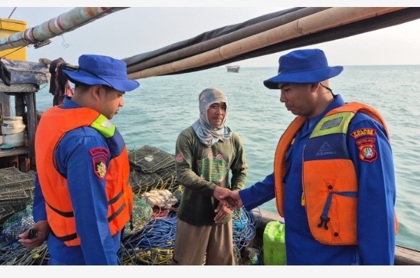 Layanan Polisi 110, Satpolairud Polres Kepulauan Seribu Patroli Laut Sambangi Nelayan dan Penjaga Pulau
