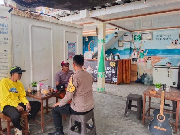 Bhabinkamtibmas Pulau Kelapa Sosialisasikan Layanan Polisi 110 kepada Warga
