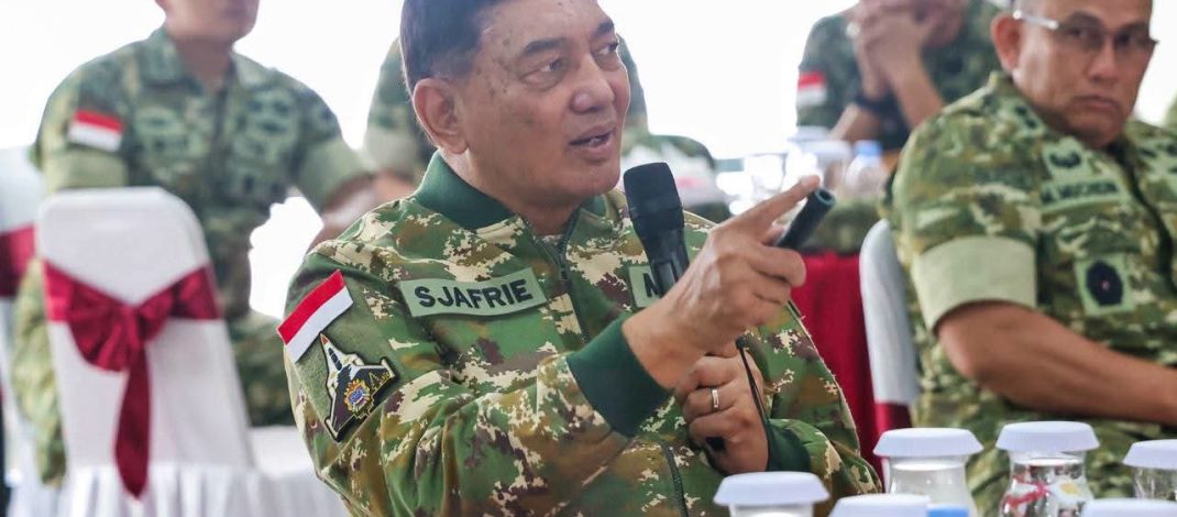Menteri Pertahanan Sjafrie Sjamsoeddin Sjafrie Sjamsoeddin meninjau Yonif TP 833/Bumi Daranante di Sanggau Kalimantan Barat