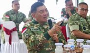 Menteri Pertahanan Sjafrie Sjamsoeddin Sjafrie Sjamsoeddin meninjau Yonif TP 833/Bumi Daranante di Sanggau Kalimantan Barat