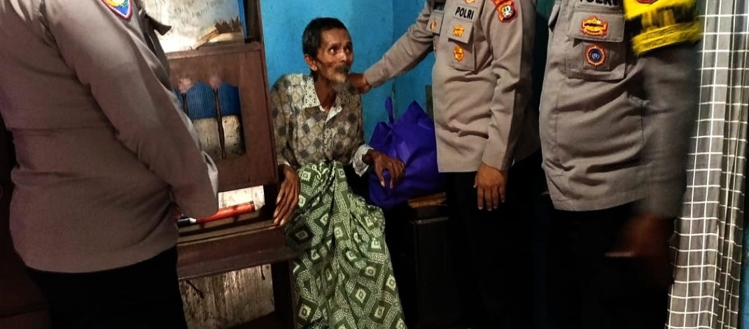 Sisi Humanis Polri Bersama Masyarakat, Saat Kapolsek Pondok Gede Mengetuk Pintu Rumah Lansia dan Warga Sakit di Jatibening