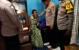 Sisi Humanis Polri Bersama Masyarakat, Saat Kapolsek Pondok Gede Mengetuk Pintu Rumah Lansia dan Warga Sakit di Jatibening