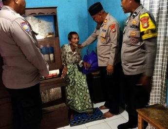 Sisi Humanis Polri Bersama Masyarakat, Saat Kapolsek Pondok Gede Mengetuk Pintu Rumah Lansia dan Warga Sakit di Jatibening