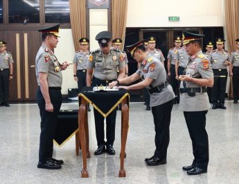 Kapolri Pimpin Sertijab Kakorlantas dan Tiga Kapolda di Mabes Polri