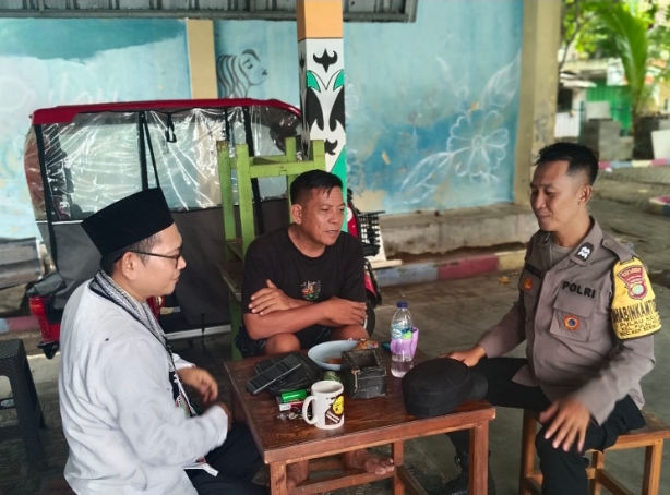 Bhabinkamtibmas Pulau Kelapa Sosialisasikan Layanan Polisi 110, Ajak Warga Peduli Keamanan