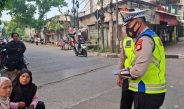 Kecelakaan Lalu-lintas di Wilayah Hukum Jalan Kapten Tendean Jakarta Selatan Personel Lalu Lintas Menolong Kecelakaan Motor