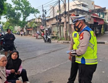 Kecelakaan Lalu-lintas di Wilayah Hukum Jalan Kapten Tendean Jakarta Selatan Personel Lalu Lintas Menolong Kecelakaan Motor