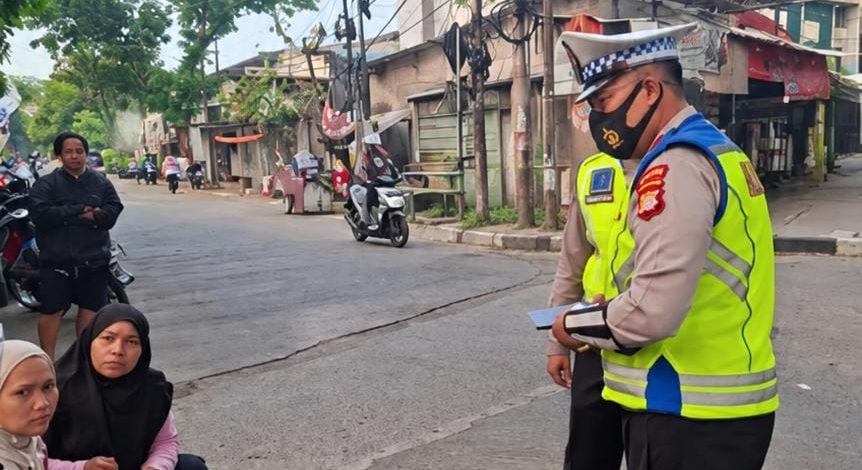Kecelakaan Lalu-lintas di Wilayah Hukum Jalan Kapten Tendean Jakarta Selatan Personel Lalu Lintas Menolong Kecelakaan Motor