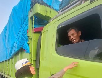 Polisi untuk Masyarakat Induk PJR BSD Korlantas Polri Edukasi Pengguna Jalan Tol, Imbau Pengendara Tidak Berhenti di Bahu Jalan