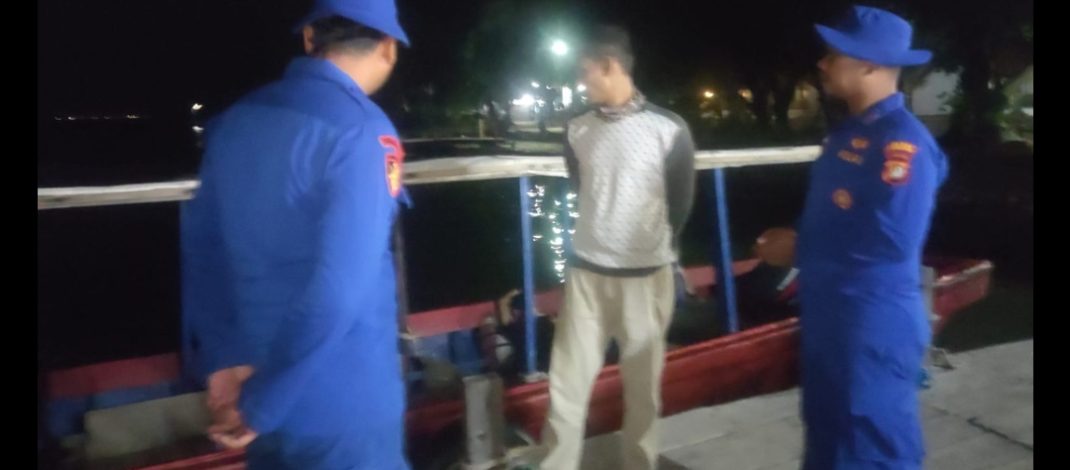 Layanan Polisi 110, Satpolairud Polres Kepulauan Seribu Patroli Laut Malam Imbau Nelayan Jaga Keselamatan Berlayar