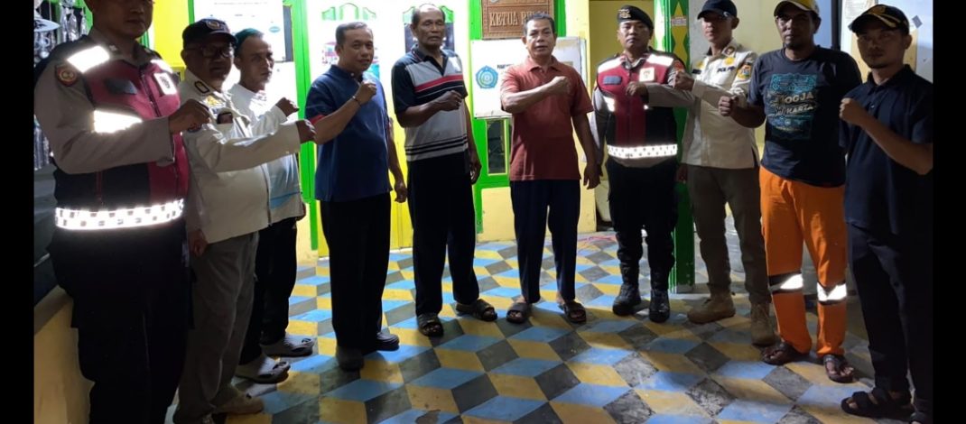 Polsek Kepulauan Seribu Selatan Patroli Pada Malam Hari Polisi Untuk Masyarakat dan Sosialisasi Layanan Polisi 110
