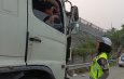 Korlantas Polri Ka Induk BSD Kompol Darma Berikan Teguran Humanis kepada Sopir Truk yang Berhenti di Bahu Jalan Tol