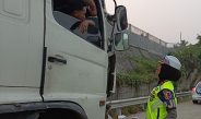 Korlantas Polri Ka Induk BSD Kompol Darma Berikan Teguran Humanis kepada Sopir Truk yang Berhenti di Bahu Jalan Tol