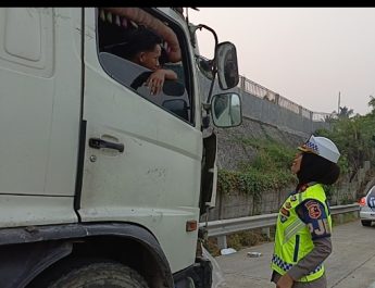 Korlantas Polri Ka Induk BSD Kompol Darma Berikan Teguran Humanis kepada Sopir Truk yang Berhenti di Bahu Jalan Tol