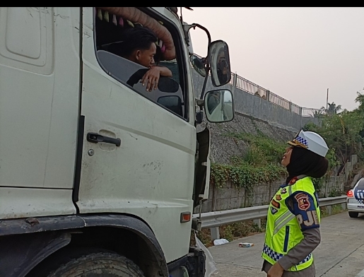 Korlantas Polri Ka Induk BSD Kompol Darma Berikan Teguran Humanis kepada Sopir Truk yang Berhenti di Bahu Jalan Tol