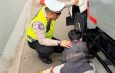 Polisi Bersama Masyarakat Dengan Sigap Personil Induk PJR BSD Korlantas Polri Sigap Membantu Pengendara yang Mogok Mobil di Bahu Jalan Tol CSJ