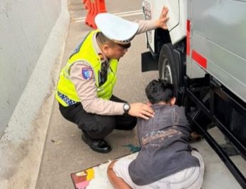 Polisi Bersama Masyarakat Dengan Sigap Personil Induk PJR BSD Korlantas Polri Sigap Membantu Pengendara yang Mogok Mobil di Bahu Jalan Tol CSJ