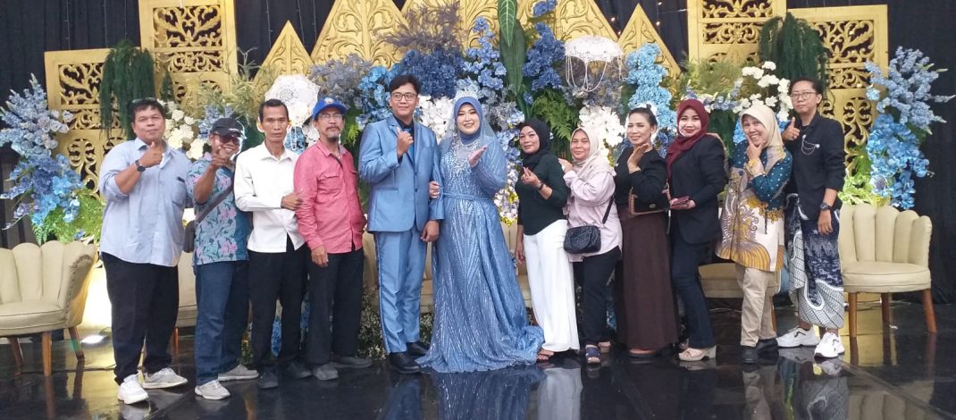 Walikota Jakarta Timur H.Munjirin Berikan Karangan Bunga Tanda Ucapan Selamat Kepada Mempelai