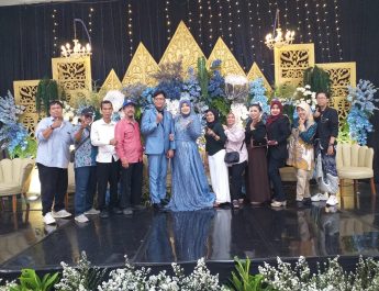 Walikota Jakarta Timur H.Munjirin Berikan Karangan Bunga Tanda Ucapan Selamat Kepada Mempelai