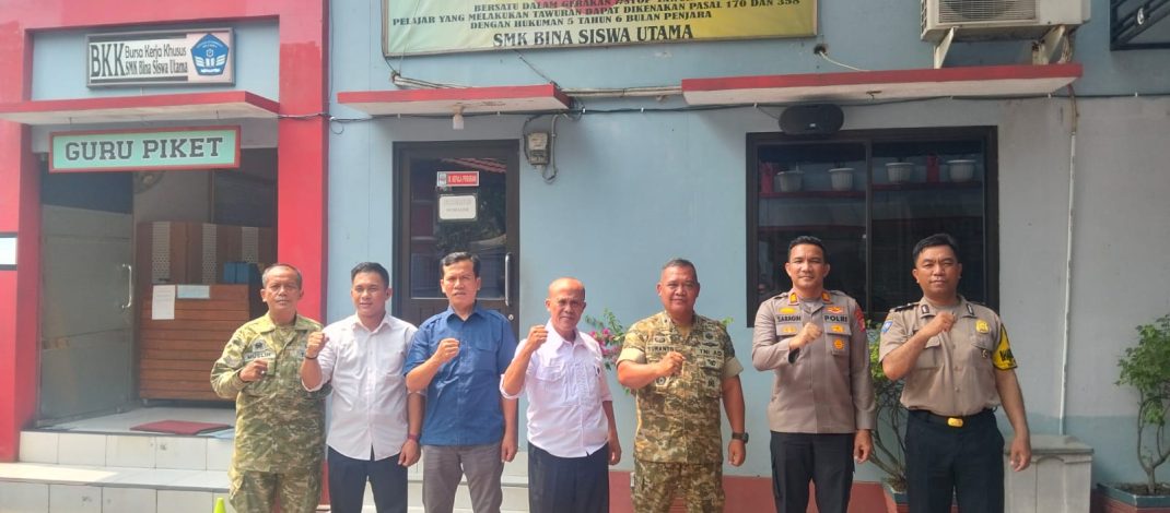 Sinergitas TNI – POLRI Kapolsek Bekasi Barat Bersama Danramil 01 Kranji Sambangi SMK Bina Siswa Utama, Ajak Pelajar Jauhi Tawuran dan Aksi Anarkisme