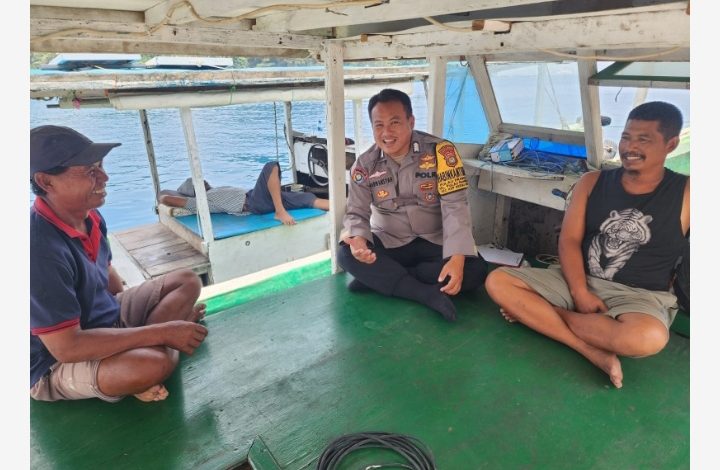 Bhabinkamtibmas Pulau Pramuka Sosialisasikan Layanan Polisi 110, Ajak Warga Jaga Keamanan